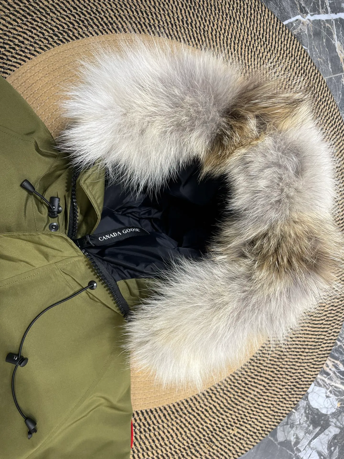 P780 high-end version Canada Goose Canada Goose #Chilliwack 7999M bomber jacket short down jacket/01 model #Men and Women Same Style# ➖ Genuine synchronous anti-counterfeiting chip sensor! ➖ Imported 21S polyester-cotton blended original fabric [last year’s 16S/18S hard fabrics have been completely eliminated, this year all use 21S genuine synchronous fabrics, the soft mid-strap feels delicate and textured], genuine synchronous Feather-Light 10D waterproof coating fabric, made of 84.5 polyester fiber and 15.5 cotton, 100% the best feel in the entire network! ➖ The genuine official website is synchronized with the national standard 80 white duck down, you can check the official website customer service, there will never be a series of misleading claims such as 90 down or goose down! ➖ Using the best nylon lining with double double-layer sealing design, velvet-proof No. 7 needle + grid-filled down ready-made garments, there is 100% no so-called velvet running! ➖ The cuffs are designed with thickened seamless threads, and the collar and pockets are lined with top-quality polar fleece to keep you warm and comfortable! ➖ Yoshida YKK provides original custom-made electroplated sliders. YKK two-way lockable zippers are tight and smooth and will not peel off paint! ➖ 3M composite guarantees that the Velcro is the same as the original, durable, and all accessories and hardware are custom-made! ➖ Imported BEHRINGER embroidery machine to customize the 10,000-needle embroidery logo, 98% of which can be reproduced to restore the original logo. You can check and compare on the official website! ➖ The fur collars are all made of large pieces of Western Canadian blue wolf hide, ensuring that each fur collar is 13-15cm wide!   Size:XS-XXL